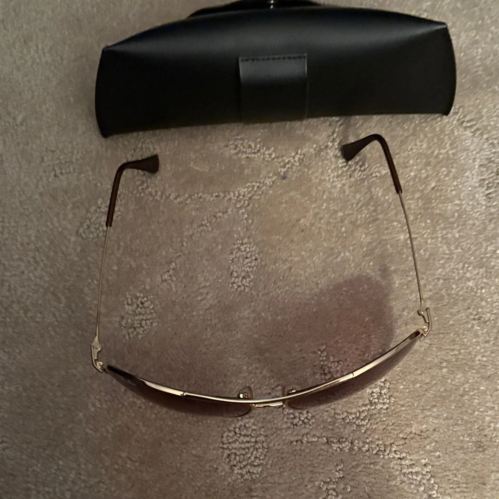 Ray-Ban Gold Frame Sunglasses with Black Case - Picture 5 of 12